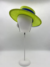 Load image into Gallery viewer, Round she goes