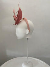 Load image into Gallery viewer, Percher Rose