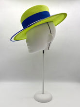 Load image into Gallery viewer, Round she goes